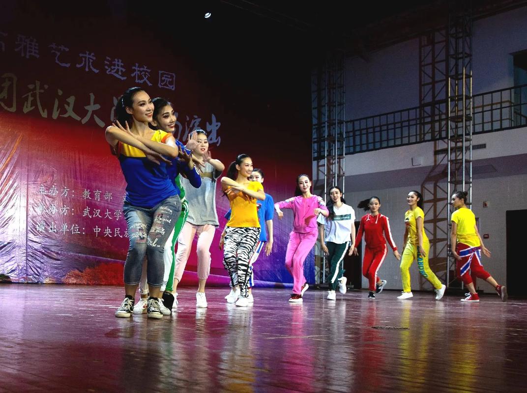 舞動青春，傳承文化——中央民族歌舞團(tuán)《青春萬歲》走進(jìn)校園